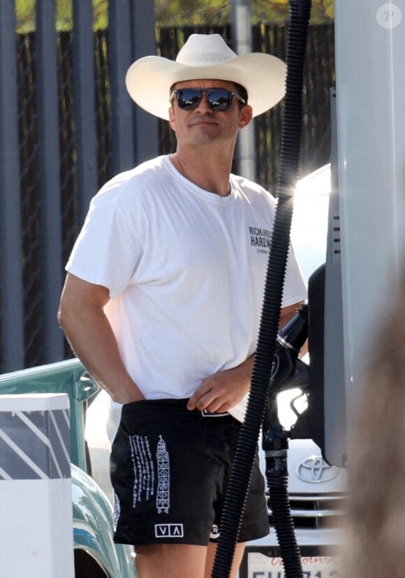 Exclusif - Orlando Bloom porte un chapeau de cowboy et met la main dans son short en faisant le plein de son Ford pickup vintage. Los Angeles, le 22 septembre 2020.