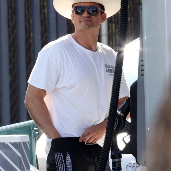 Exclusif - Orlando Bloom porte un chapeau de cowboy et met la main dans son short en faisant le plein de son Ford pickup vintage. Los Angeles, le 22 septembre 2020.