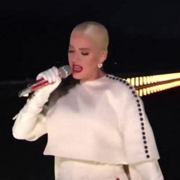 Katy Perry interprète son tube "Fireworks" pour clôturer l'émission "Celebrating America" à l'occasion de l'investiture du nouveau président des Etats-Unis, Joe Biden à Washington.