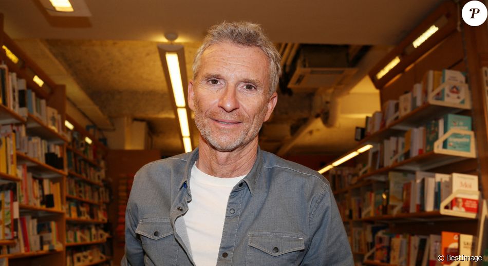 Exclusif - Denis Brogniart en dédicace de son premier roman "Un soldat exemplaire" à la librairie Lamartine à Paris. Le 6 mars 2021