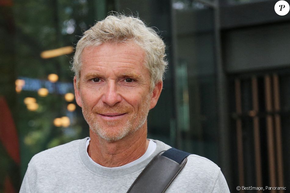 Exclusif - Denis Brogniart arrive dans les studios de RMC à Paris le 25 août 2020. © Panoramic / Bestimage