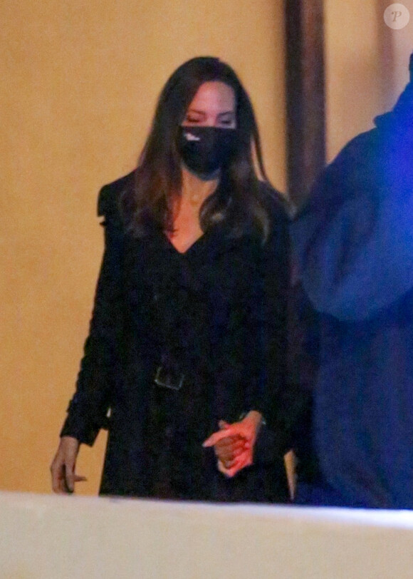 Angelina Jolie et sa fille Zahara, protégées par la sécurité, quittent le restaurant Craig à West Hollywood, où elles ont dîné toutes les deux. Le 4 mars 2021 