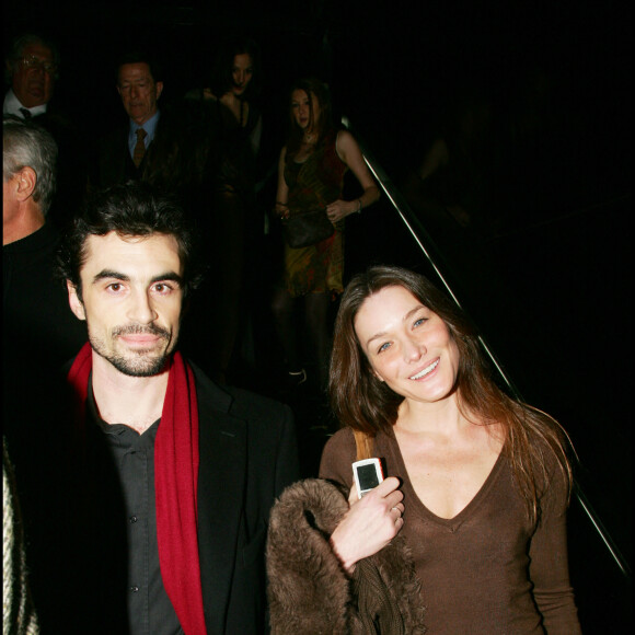 Carla Bruni et Raphaël Enthoven à Paris en 2006.