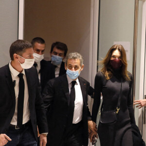 Nicolas Sarkozy quitte la salle d'audience avec sa femme Carla Bruni Sarkozy - procès des "écoutes téléphoniques" ( affaire Bismuth) au tribunal de Paris - paris le 9 décembre 2020 © Christophe Clovis / Bestimage