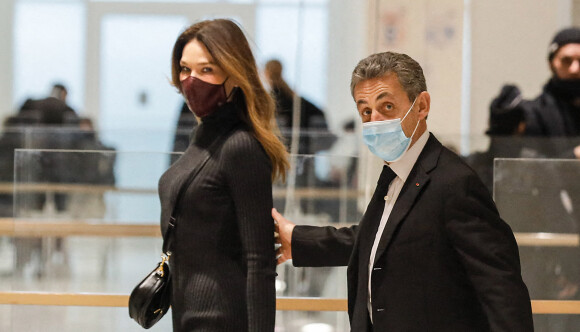 Nicolas Sarkozy arrive avec sa femme Carla Bruni Sarkozy procès des "écoutes téléphoniques" (affaire Bismuth) au tribunal de Paris le 9 décembre 2020. © Christophe Clovis / Bestimage