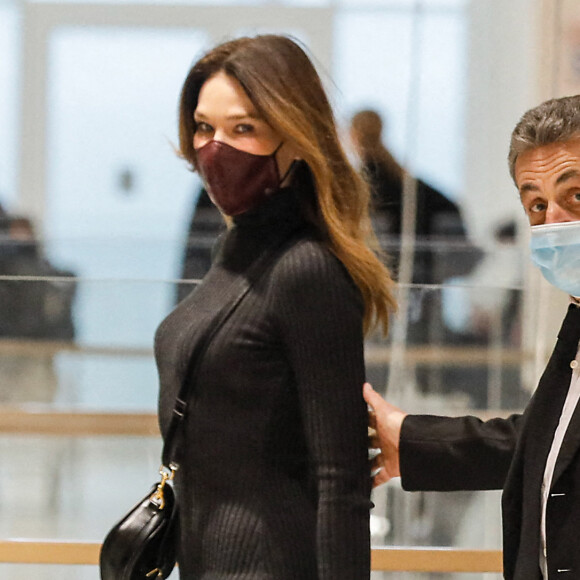 Nicolas Sarkozy arrive avec sa femme Carla Bruni Sarkozy procès des "écoutes téléphoniques" (affaire Bismuth) au tribunal de Paris le 9 décembre 2020. © Christophe Clovis / Bestimage