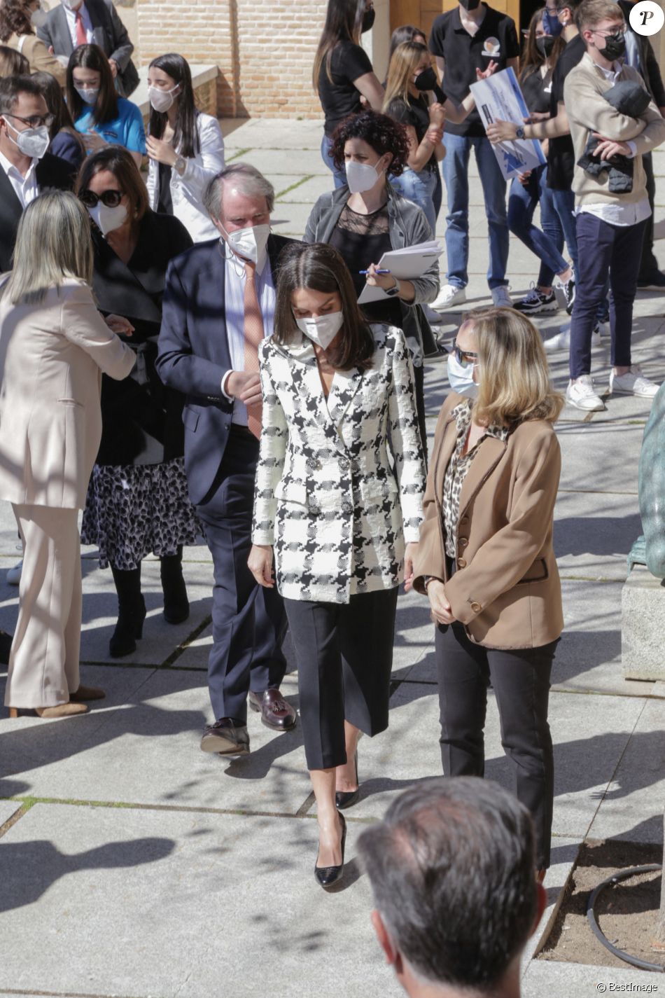 La reine Letizia d'Espagne assiste à la présentation des lauréats de la "Princess of Girona Foundation Award 2021" dans la catégorie "Business" à Tolède, le 17 mars 2021.