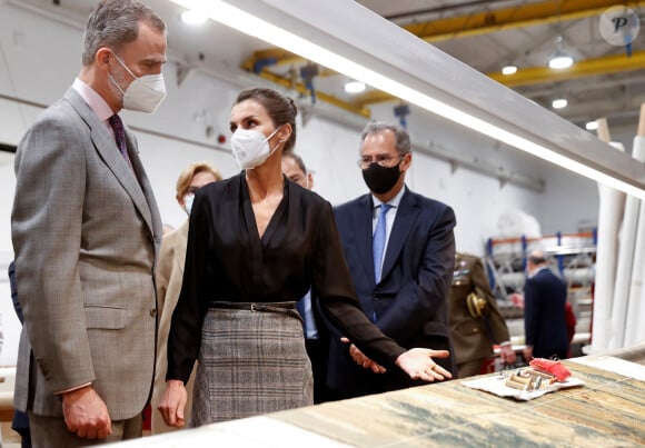 Le roi Felipe VI et la reine Letizia d'Espagne visitent à la Fabrique royale de tapisserie, à l'occasion de son 300ème anniversaire, à Madrid, Espagne, le 16 mars 2021.