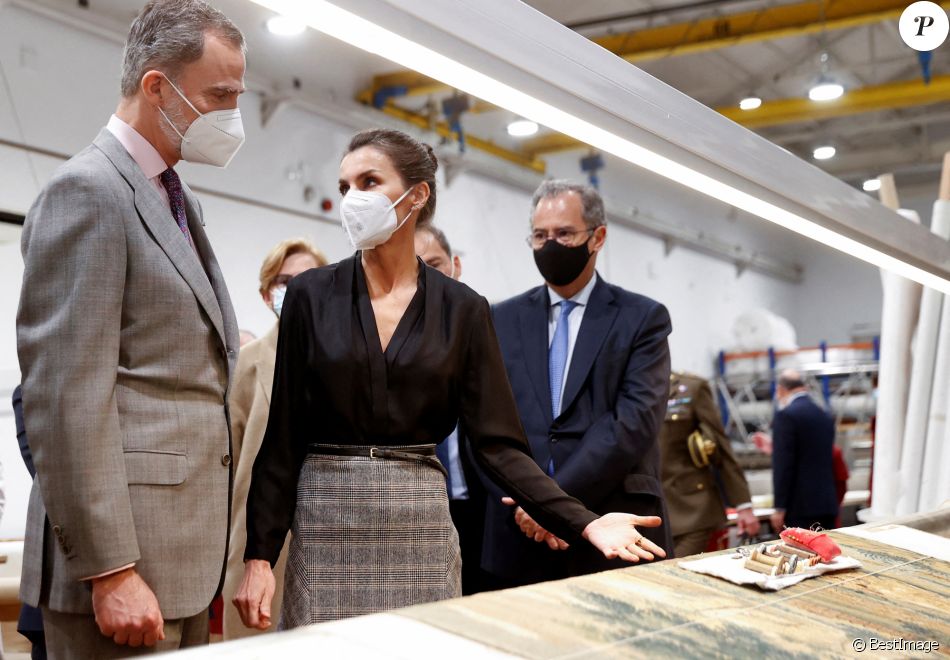 Le roi Felipe VI et la reine Letizia d'Espagne visitent à la Fabrique royale de tapisserie, à l'occasion de son 300ème anniversaire, à Madrid, Espagne, le 16 mars 2021.