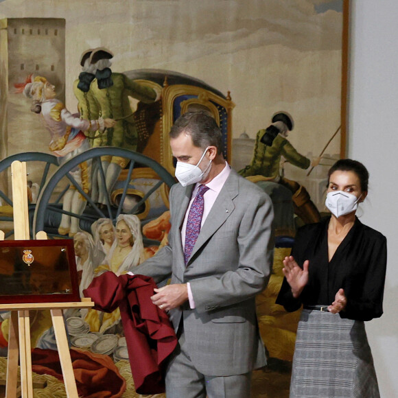 Le roi Felipe VI et la reine Letizia d'Espagne visitent à la Fabrique royale de tapisserie, à l'occasion de son 300ème anniversaire, à Madrid, Espagne, le 16 mars 2021.