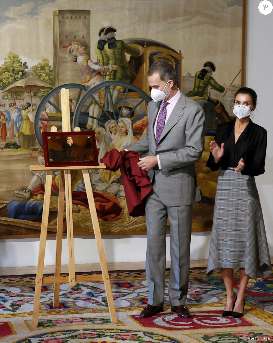 Le roi Felipe VI et la reine Letizia d'Espagne visitent à la Fabrique royale de tapisserie, à l'occasion de son 300ème anniversaire, à Madrid, Espagne, le 16 mars 2021.
