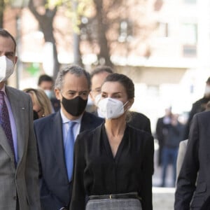 Le roi Felipe VI et la reine Letizia d'Espagne visitent à la Fabrique royale de tapisserie, à l'occasion de son 300ème anniversaire, à Madrid, Espagne, le 16 mars 2021.