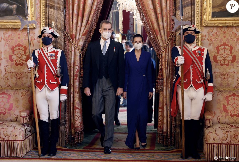 Le roi Felipe VI et la reine Letizia d'Espagne, reçoivent des ambassadeurs étrangers au Palais Royal le 28 janvier 2021 à Madrid, Espagne.