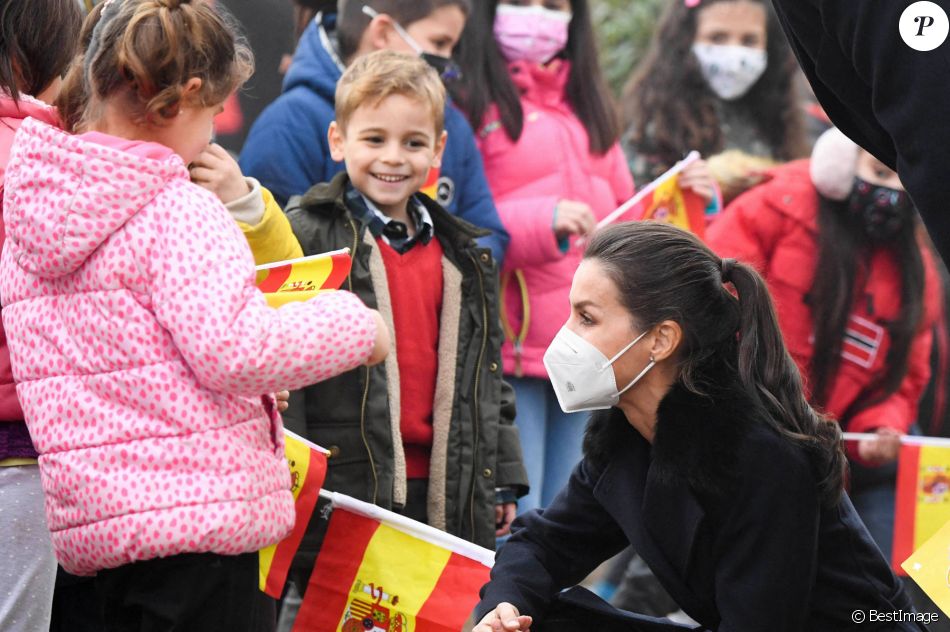 Le roi Felipe VI et la reine Letizia d'Espagne, ainsi que la présidente de la Communauté de Madrid, Isabel Díaz-Ayuso, lors de leur visite pour voir le projet Cáritas de soins à domicile pour les personnes âgées seules, à Brea de Tajo à Madrid, le 18 décembre 2020.