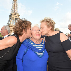 Line Renaud entre Muriel Robin et sa compagne Anne Le Nen - Soirée du 90ème anniversaire de Line Renaud sur le Bateau Potel et Chabot "Pavillon Seine" à Paris le 2 juillet 2018. © Coadic Guirec/Bestimage