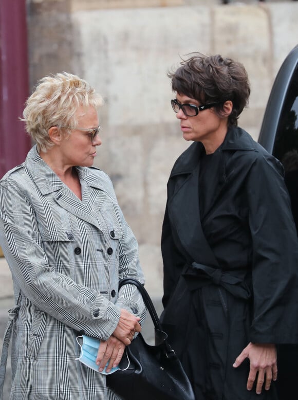 Muriel Robin et sa compagne Anne Le Nen - Hommage à Guy Bedos en l'église de Saint-Germain-des-Prés à Paris le 4 juin 2020.