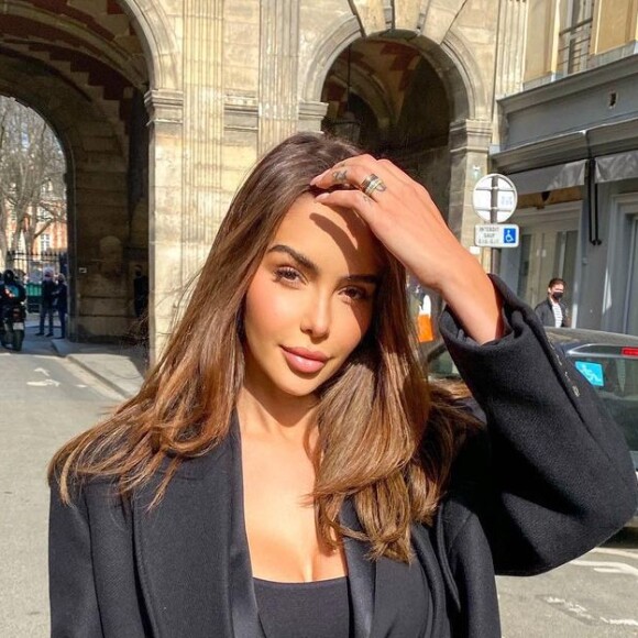 Nabilla, sublime mais soupçonnée d'avoir abusé de la chirurgie esthétique notamment sur son visage.