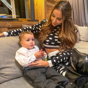 Nabilla, jeune maman comblée avec son fils Milann (1 an).