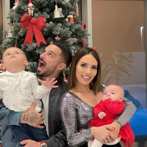 Manon Marsault, son mari Julien Tanti et leurs enfants Tiago (3 ans) et Angelina (6 mois).