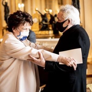 Roselyne Bachelot a remis les insignes de Commandeur de la Légion d'honneur à Michel Sardou, un grand moment immortalisé et partagé sur Twitter.