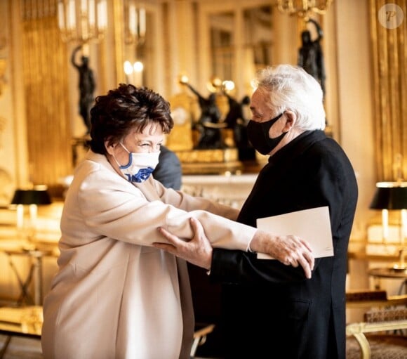 Roselyne Bachelot a remis les insignes de Commandeur de la Légion d'honneur à Michel Sardou, un grand moment immortalisé et partagé sur Twitter.