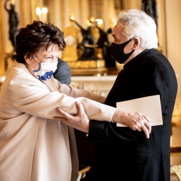 Roselyne Bachelot a remis les insignes de Commandeur de la Légion d'honneur à Michel Sardou, un grand moment immortalisé et partagé sur Twitter.