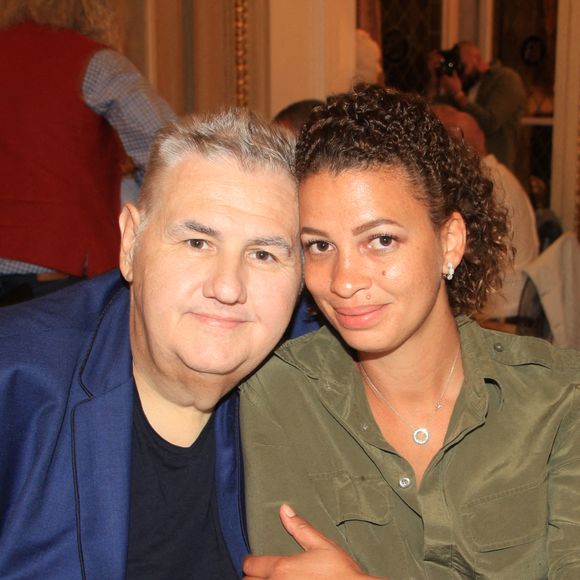 Pierre Ménès et sa femme Mélissa Acosta dînent avec des amies de Melissa à Paris le 27 juin 2020. © Philippe Baldini / Bestimage