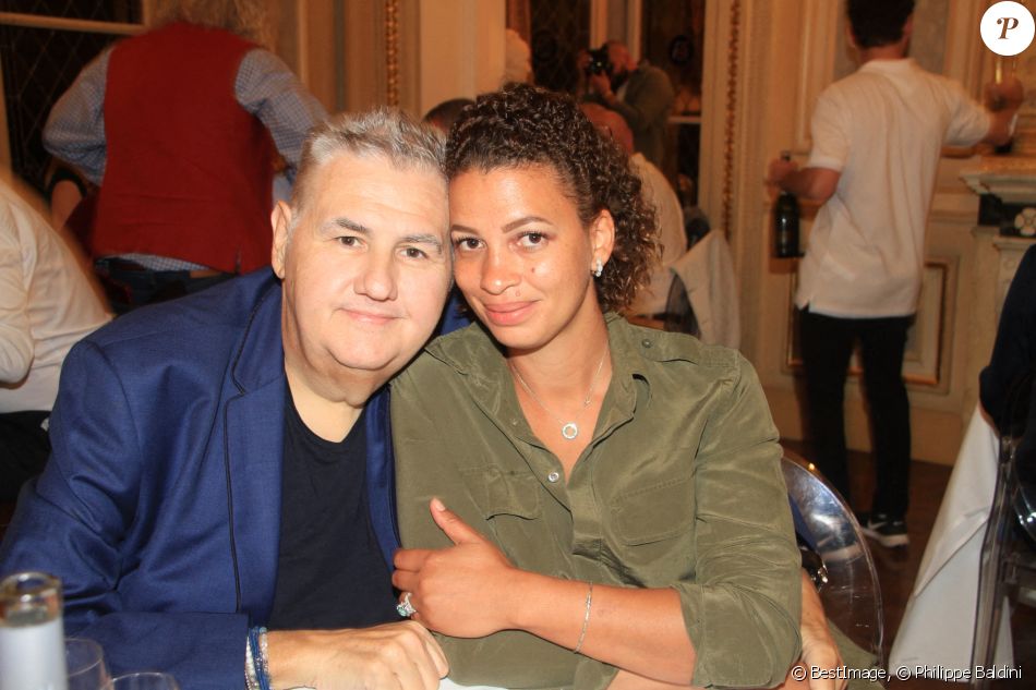 Pierre Ménès et sa femme Mélissa Acosta dînent avec des amies de Melissa à Paris le 27 juin 2020. © Philippe Baldini / Bestimage