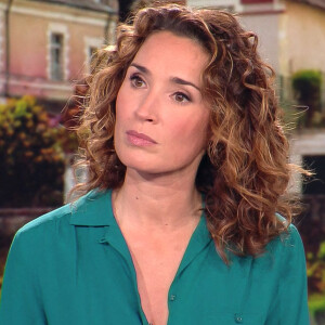 Illustration du 1er journal de 13h présenté par Marie-Sophie Lacarrau et diffusé sur TF1 en direct
