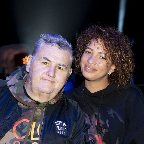 Pierre Ménès et sa femme Mélissa Acosta - People lors de la soirée de boxe à Paris La Défense Arena le 25 septembre 2020. © JB Autissier / Panoramic / Bestimage