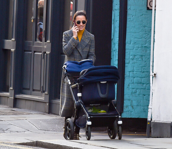Pippa Middleton se promène à Londres avec son fils Arthur. Le 9 mars 2020.