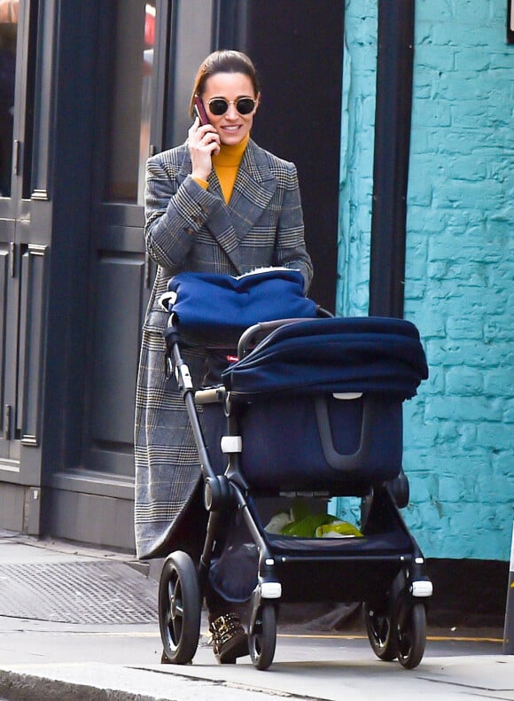 Pippa Middleton a été surprise dans les rues de Londres, promenant sa fille Grace en poussette.