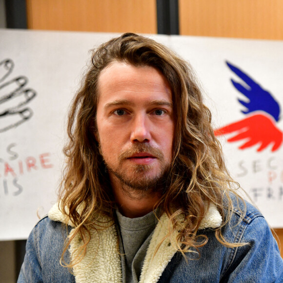 Exclusif - Julien Doré, après avoir lancé une tombola au profit des sinistrés de la tempête Alex qui a frappé les Alpes-Maritimes, fait un point presse au siège du Secours Populaire 06 à Nice le 23 novembre 2020. © Bruno Bebert / Bestimage 