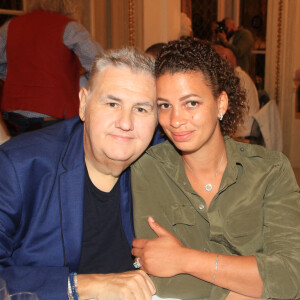 Pierre Ménès et sa femme Mélissa Acosta dînent avec des amies de Melissa à Paris le 27 juin 2020. © Philippe Baldini / Bestimage