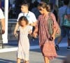 Halle Berry se promène avec sa fille Nahla Aubry au centre commercial The Grove à Los Angeles le 17 juin 2016.