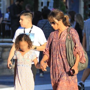Halle Berry se promène avec sa fille Nahla Aubry au centre commercial The Grove à Los Angeles le 17 juin 2016.