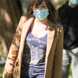 Exclusif - Elsa Esnoult - Reprise du tournage de la série "Les Mystères de l'amour" à Cergy-Pontoise. Le 14 mai 2020.