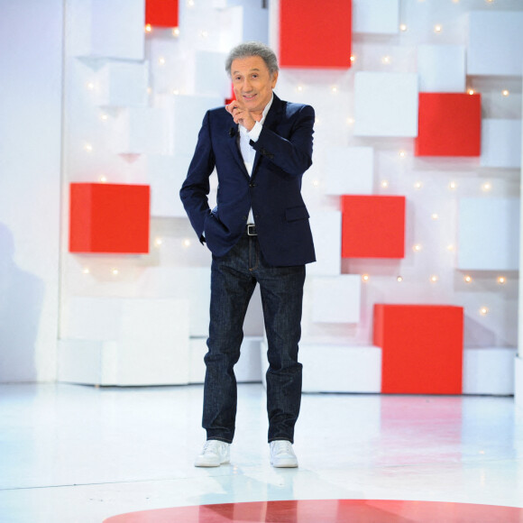 Michel Drucker et son chien Izia - Enregistrement de l'émission Vivement dimanche au studio Gabriel, présentée par Michel Drucker, dont c'est le grand retour à l'antenne après 7 mois de convalescence. . Diffusion sur France 2 le 28/03/2021 . © Guillaume Gaffiot / Bestimage