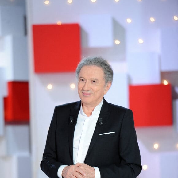 Michel Drucker - Enregistrement de l'émission Vivement dimanche au studio Gabriel, présentée par Michel Drucker, dont c'est le grand retour à l'antenne après 7 mois de convalescence. . Diffusion sur France 2 le 28/03/2021 . © Guillaume Gaffiot / Bestimage