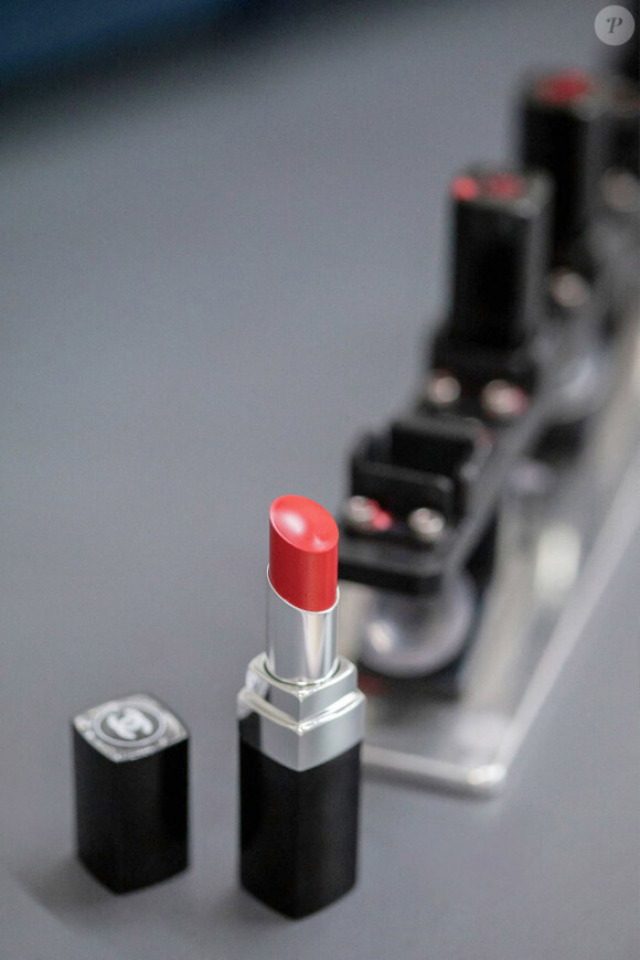 Lily-Rose Depp participe à l'élaboration des rouges à lèvres dans le laboratoire de Chanel Beauty. Paris. Le 26 mars 2021.