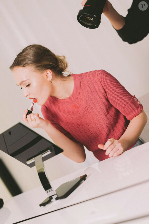 Lily-Rose Depp participe à l'élaboration des rouges à lèvres dans le laboratoire de Chanel Beauty. Paris. Le 26 mars 2021.