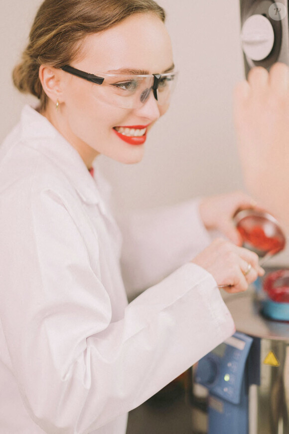 Lily-Rose Depp participe à l'élaboration des rouges à lèvres dans le laboratoire de Chanel Beauty. Paris.