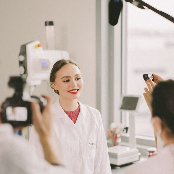 Lily-Rose Depp participe à l'élaboration des rouges à lèvres dans le laboratoire de Chanel Beauty. Paris. Le 26 mars 2021.