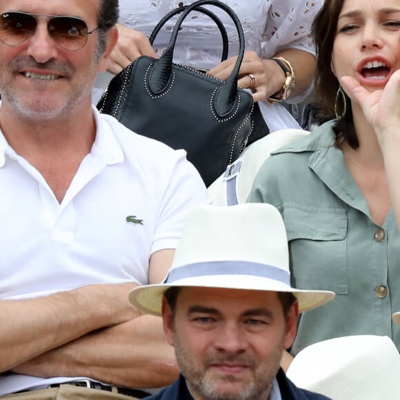 Jean Dujardin et sa femme Nathalie Péchalat dans les tribunes lors de la finale messieurs des internationaux de France de tennis de Roland Garros 2019 à Paris le 9 juin 2019. © Jacovides-Moreau/Bestimage