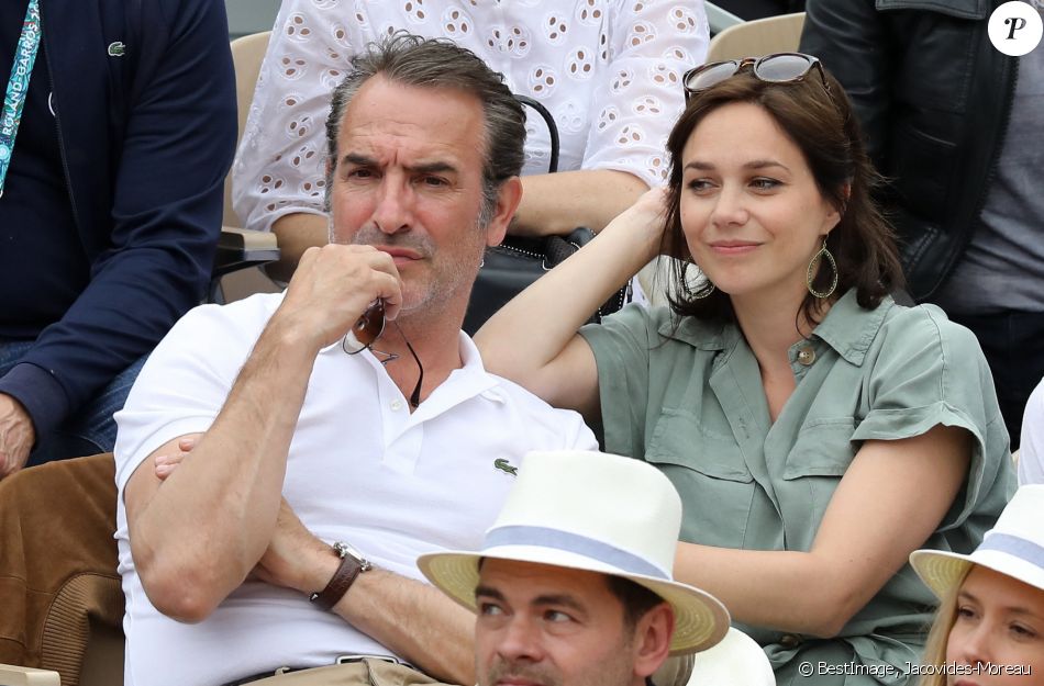 Jean Dujardin et sa femme Nathalie Péchalat dans les tribunes lors de la finale messieurs des internationaux de France de tennis de Roland Garros 2019 à Paris le 9 juin 2019. © Jacovides-Moreau/Bestimage
