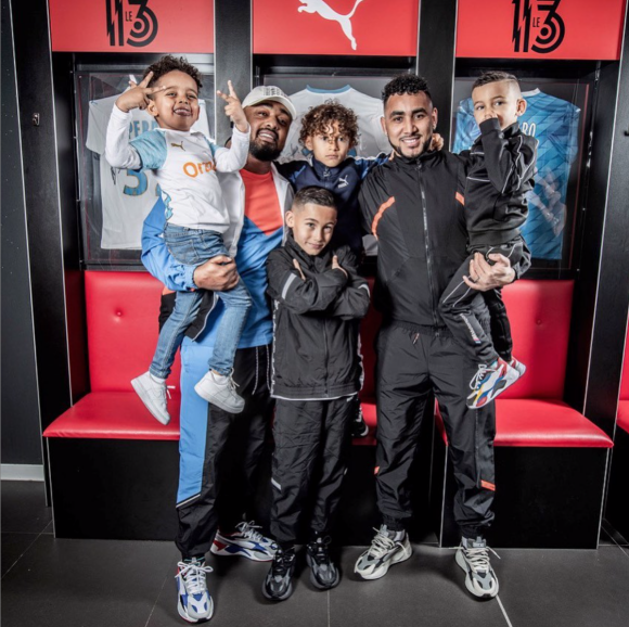 Dimitri Payet, ses trois fils Pharrell, Milan et Noa, le rappeur Alonzo et son fils. Février 2020.