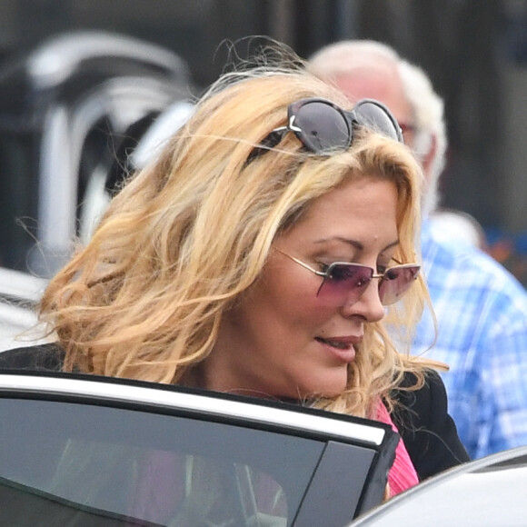 Exclusif - Loana Petrucciani quitte l'aérogare d'Orly Ouest puis monte dans un taxi le 13 septembre 2018. 