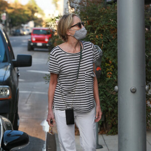 Sharon Stone fait du shopping dans le quartier de Beverly Hills à Los Angeles pendant l'épidémie de coronavirus (Covid-19), le 19 octobre 2020