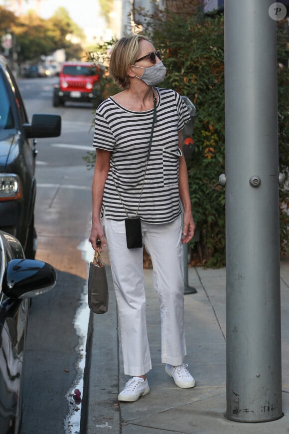 Sharon Stone fait du shopping dans le quartier de Beverly Hills à Los Angeles pendant l'épidémie de coronavirus (Covid-19), le 19 octobre 2020