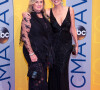 Kelly Stone et sa soeur Sharon Stone à la 50ème soirée annuelle CMA Awards au Bridgestone Arena dans le quartier de downtown Nashville dans le Tennessee, le 2 novembre 2016 © Jason Walle via Zuma/Bestimage